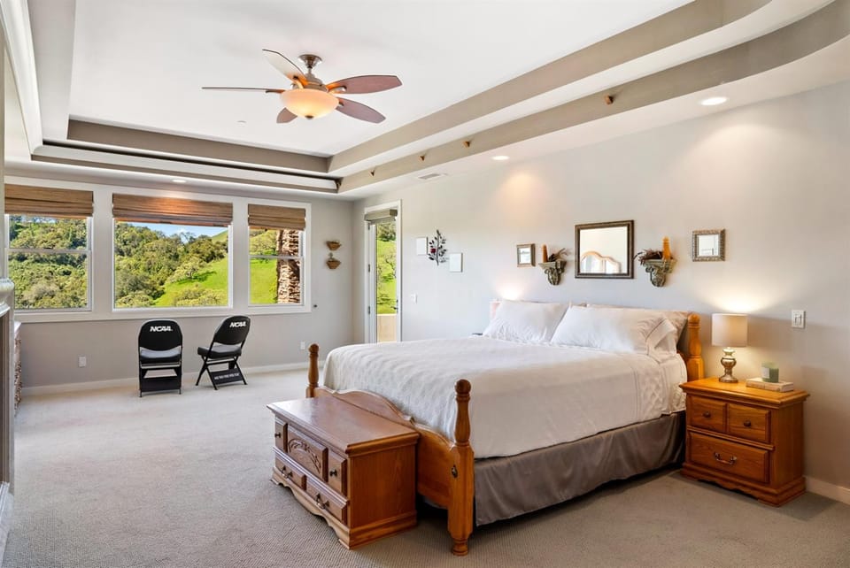 Hilltop Vistas Pool, Wine & Family Fun House in Atascadero