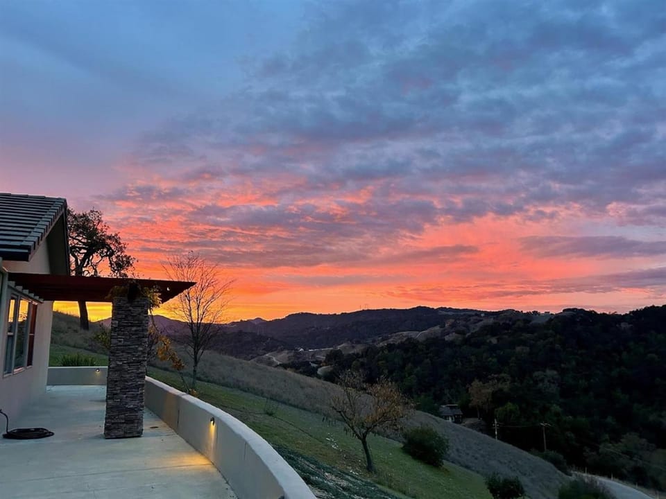 Hilltop Vistas Pool, Wine & Family Fun House in Atascadero