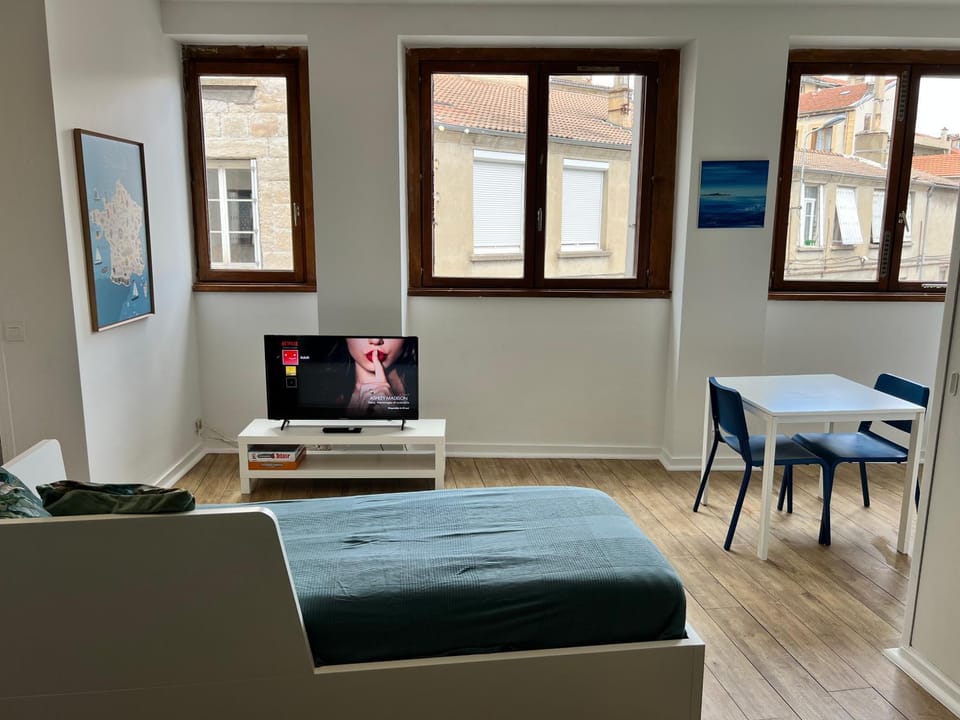 Bed, TV and multimedia, Living room, Photo of the whole room, Seating area, Bedroom, heating, internet