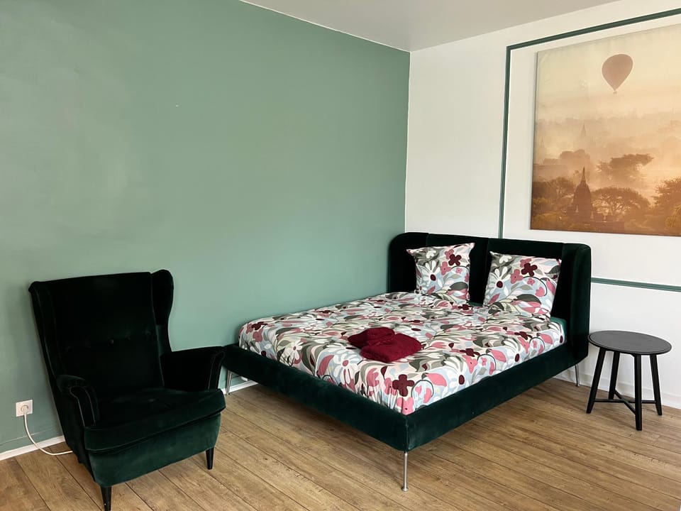 Bed, Photo of the whole room, Decorative detail, Bedroom, heating, internet