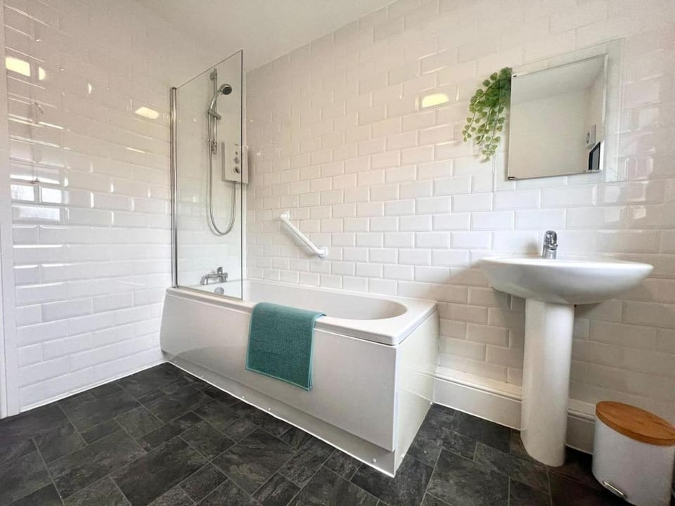 Quaint 2Bed House near Wigan Centre House in Wigan