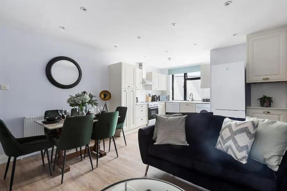 Chic London Getaway 10 mins to Wembley Apartment in London