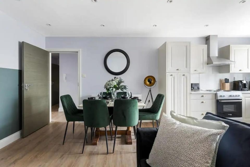Chic London Getaway 10 mins to Wembley Apartment in London