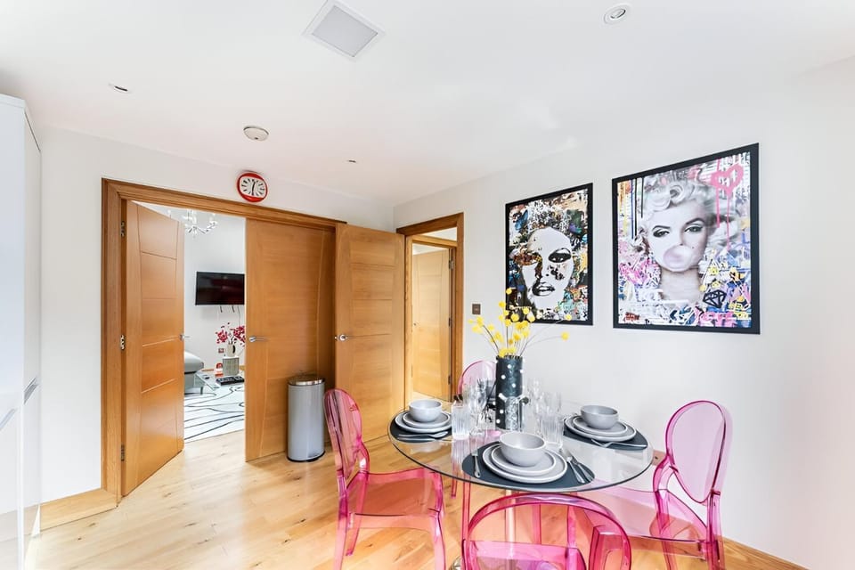 Restaurant/places to eat, Living room, Dining area, On site