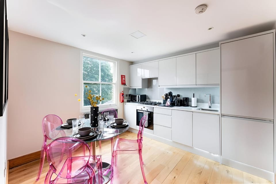 Restaurant/places to eat, Coffee/tea facilities, Kitchen or kitchenette, Dining area, On site, oven, stove, toaster, kitchen