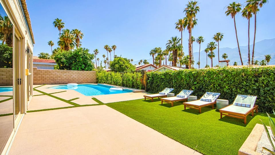 Serene home with pool with mountain views Apartment in Palm Springs