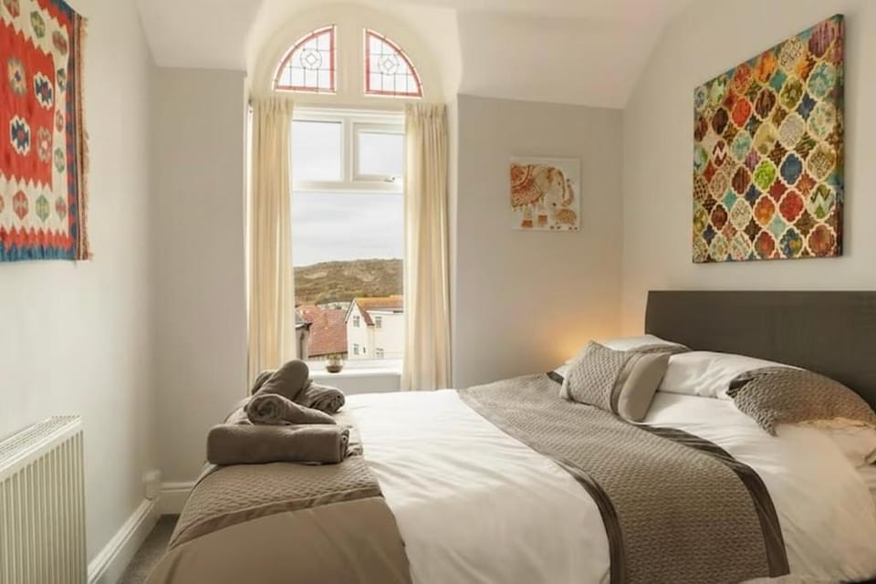 2BR Seaside Escape in Wales with Sea View Apartment in Llandudno