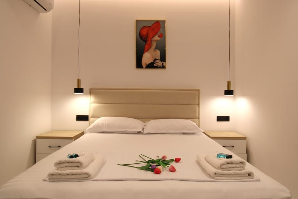 Bed, Bedroom, towels, air conditioner