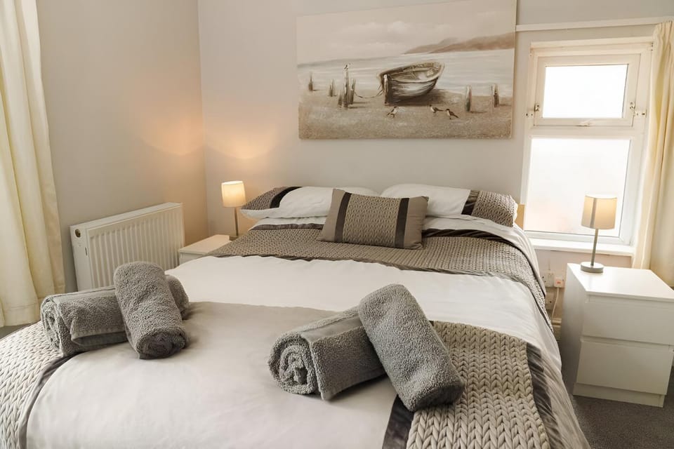 Bed, Photo of the whole room, Bedroom, towels