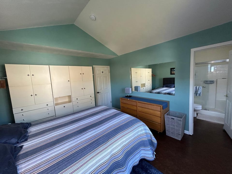 Bed, Bathroom, Bedroom, wardrobe