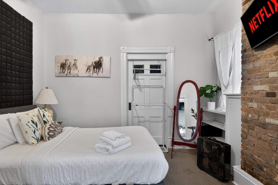Tranquil Retreat amidst Clifton & Crescent Hill's Vibrant Energy Apartment in Louisville