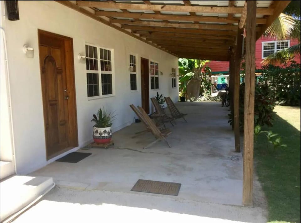 Los Mangoes Bed and Breakfast in Hopkins