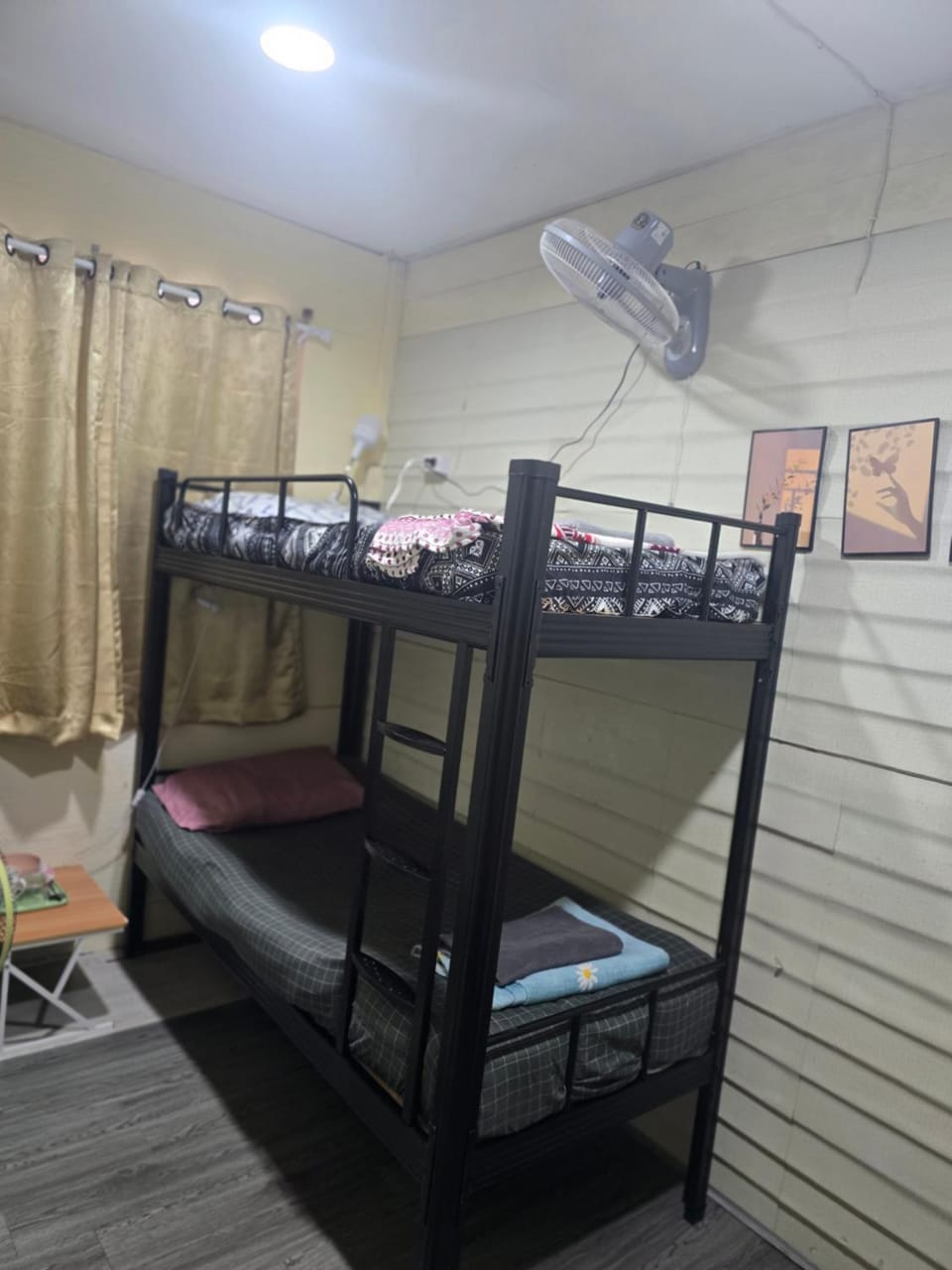 202 Spacious Bunk beds with 2 breezy fans and free Wi-Fi Apartment in Bangkok
