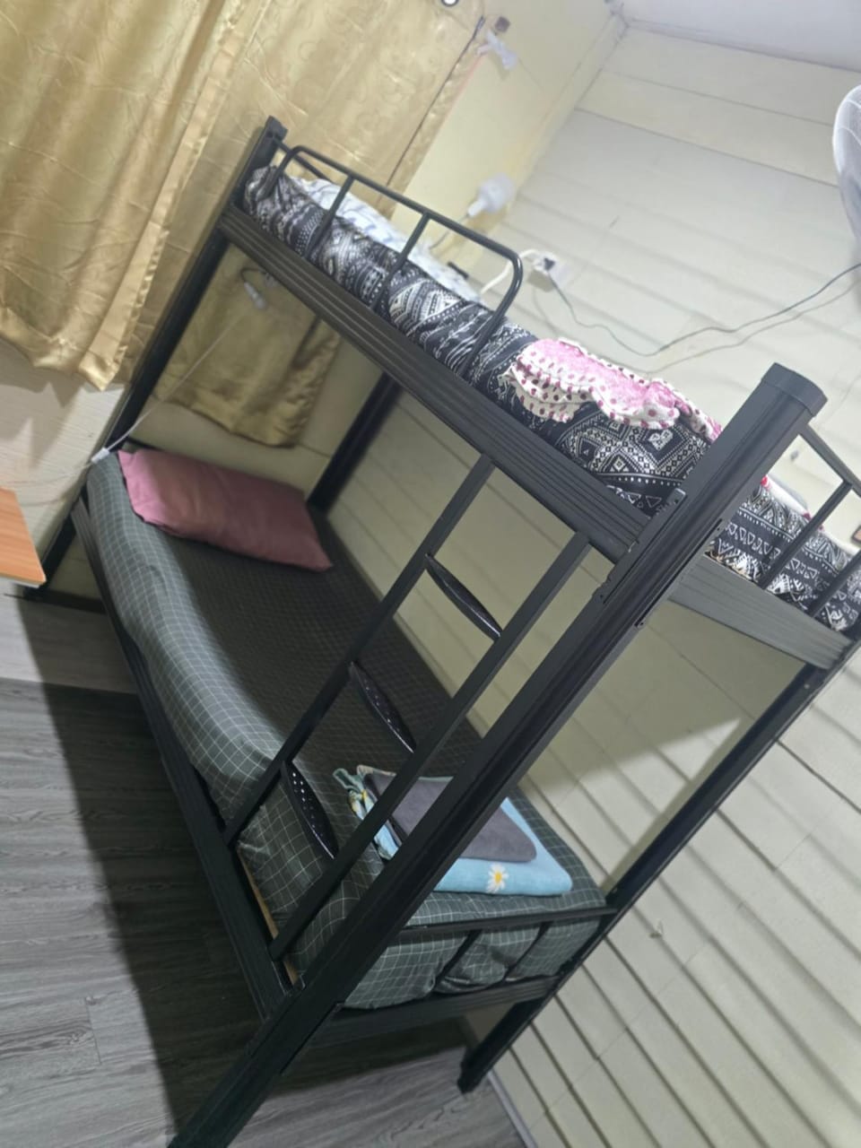202 Spacious Bunk beds with 2 breezy fans and free Wi-Fi Apartment in Bangkok