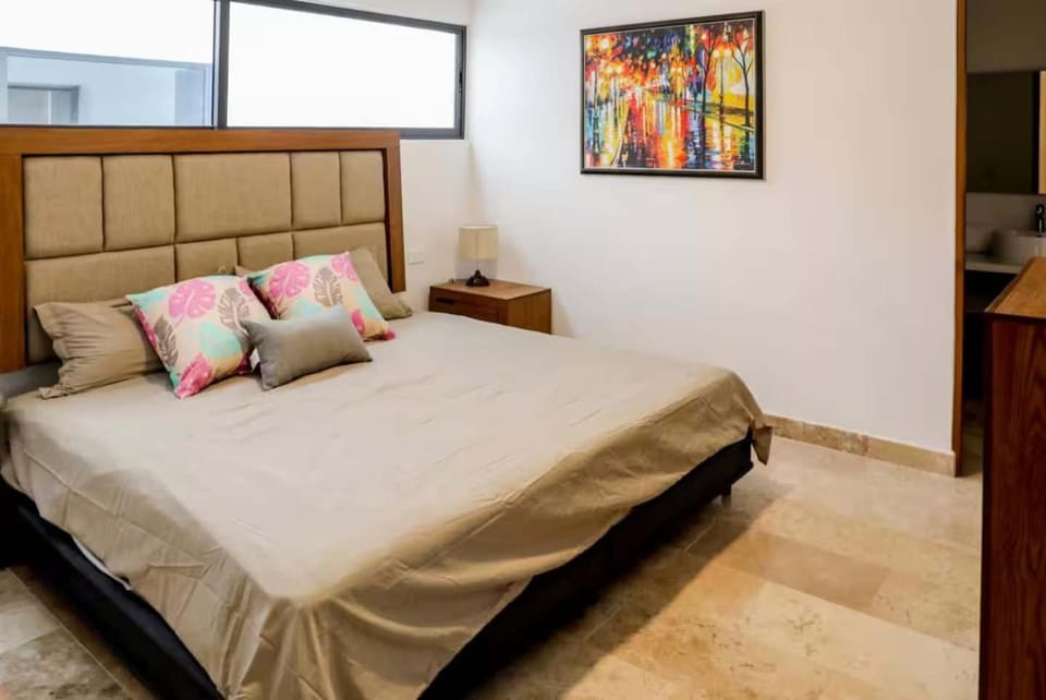 Bed, TV and multimedia, Photo of the whole room, Bedroom