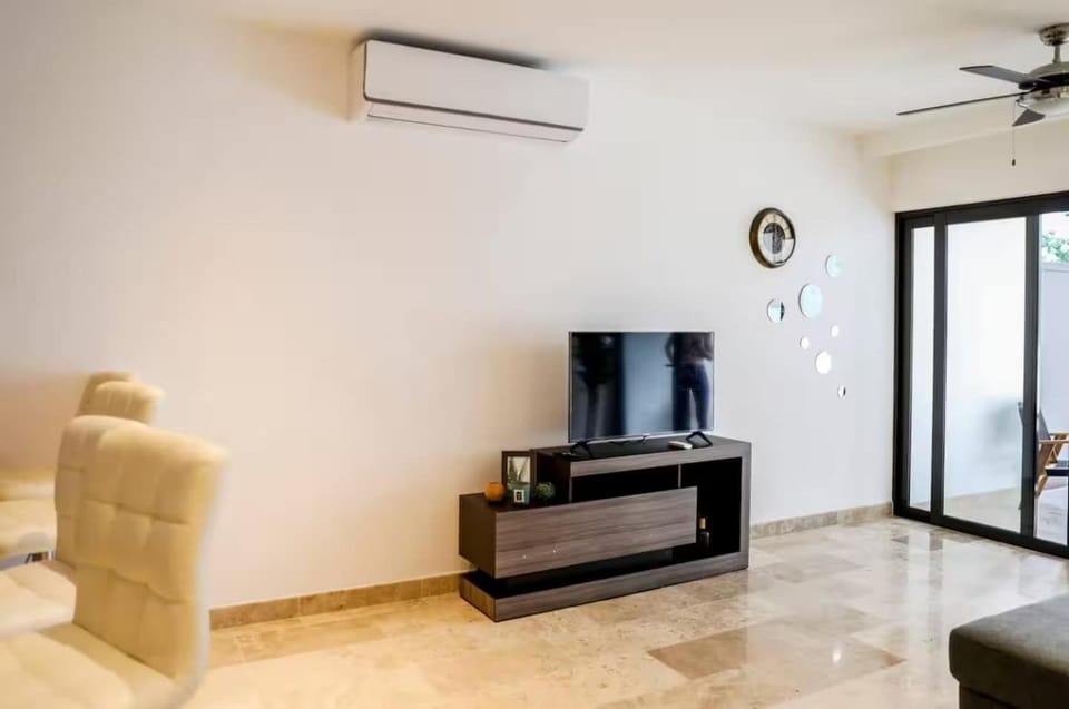 TV and multimedia, Living room, Seating area, air conditioner