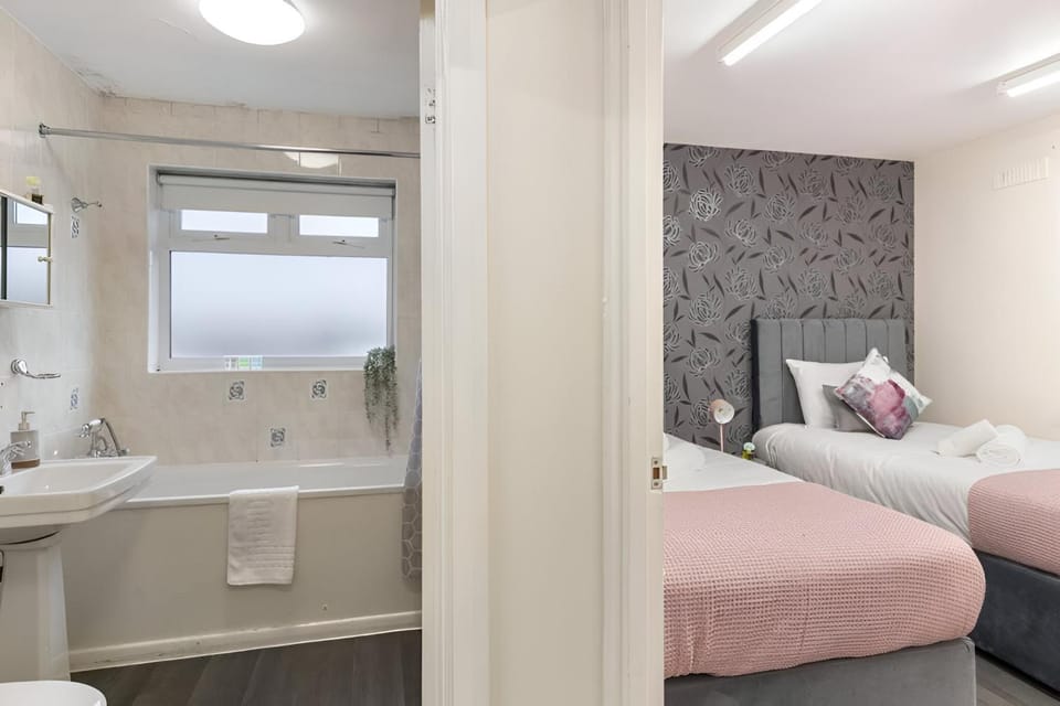 Bed, Bathroom, Photo of the whole room, Bedroom, Bath, towels