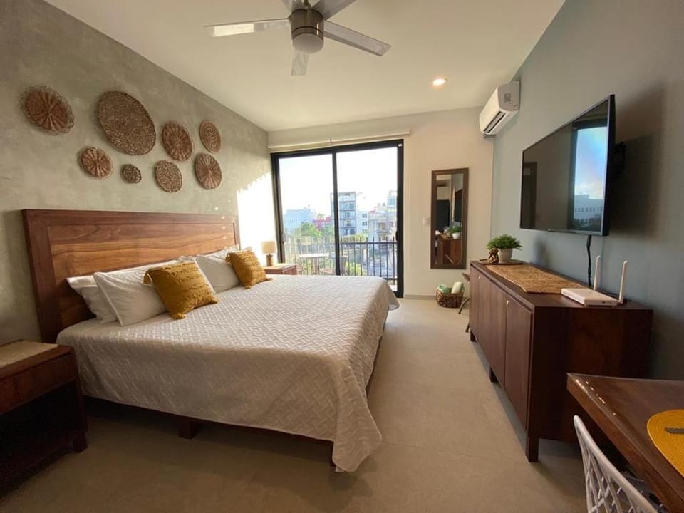 Bed, TV and multimedia, Photo of the whole room, Bedroom
