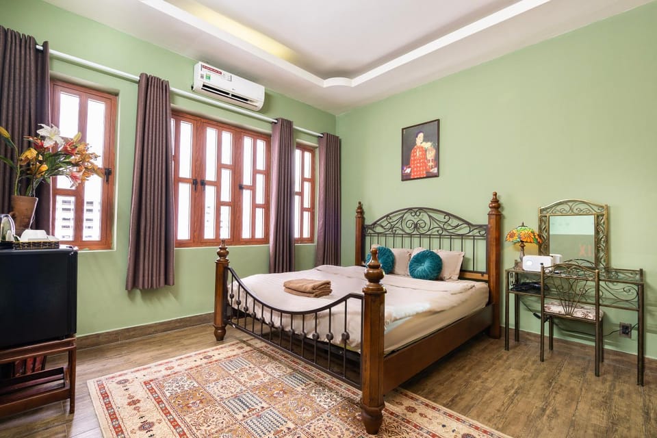 Bed, Photo of the whole room, Seating area, towels, air conditioner