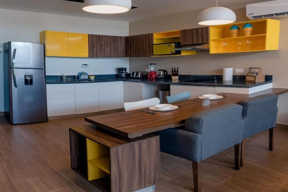Coffee/tea facilities, Kitchen or kitchenette, Dining area, stove