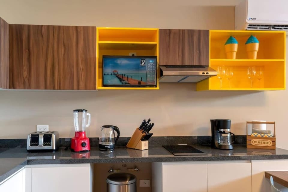 Coffee/tea facilities, Kitchen or kitchenette, stove, toaster