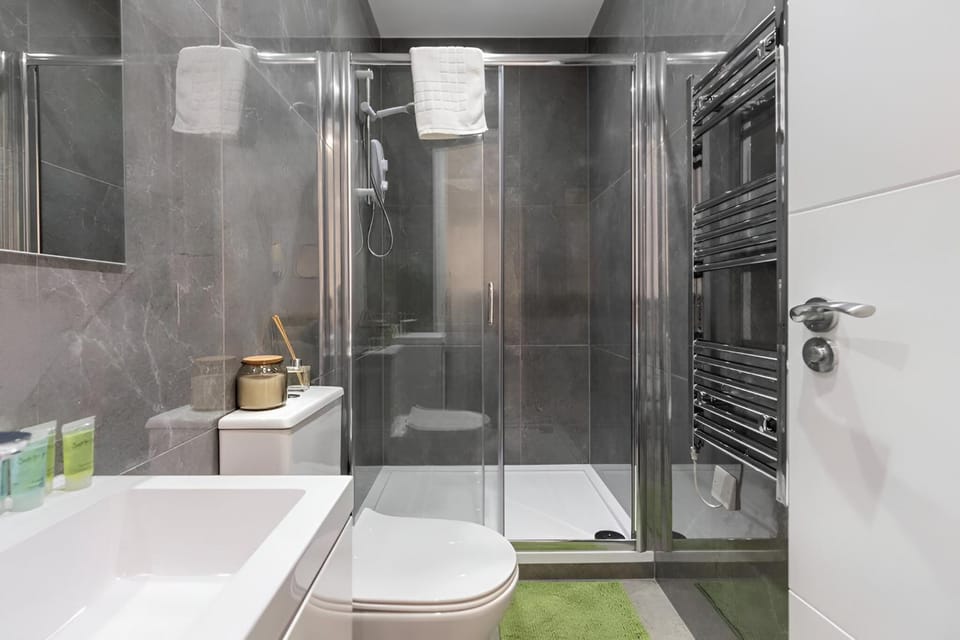 Shower, Toilet, Bathroom, towels