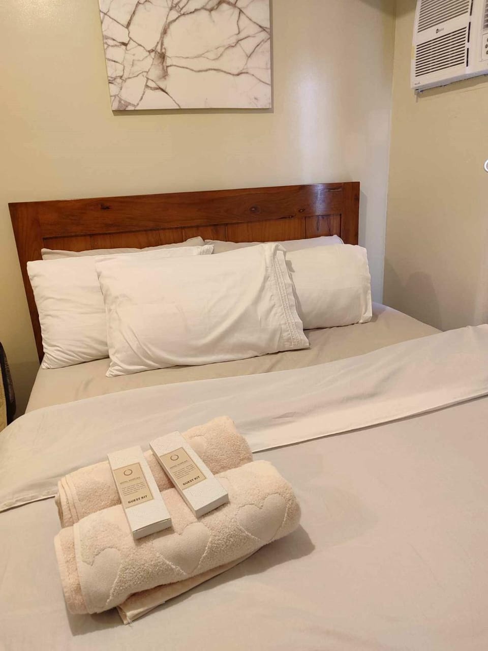 Bed, towels