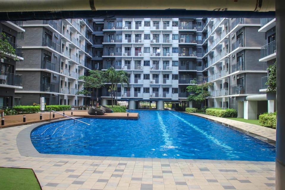 Property building, Swimming pool, sunbed