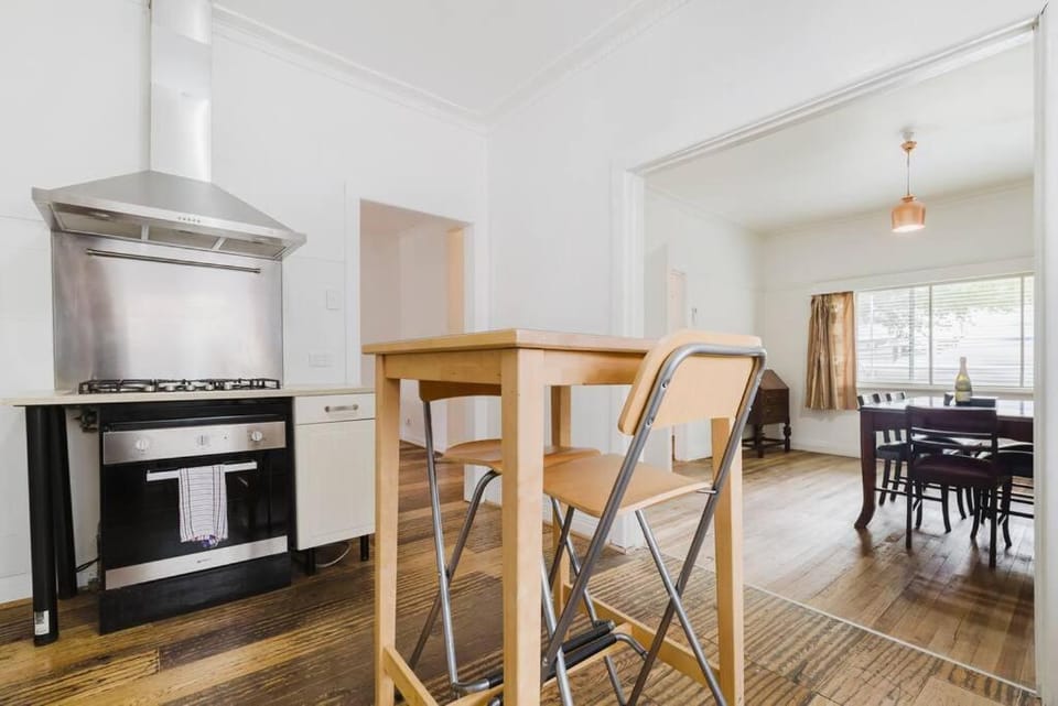 Kitchen or kitchenette, Living room, Seating area, Dining area, oven, stove