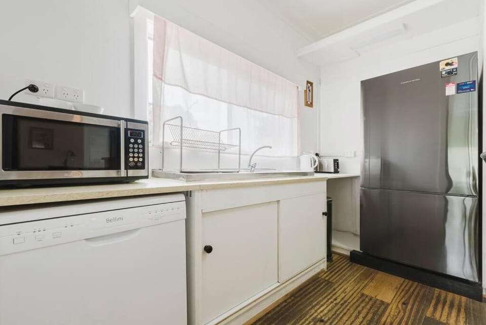 Kitchen or kitchenette, dishwasher, oven, toaster