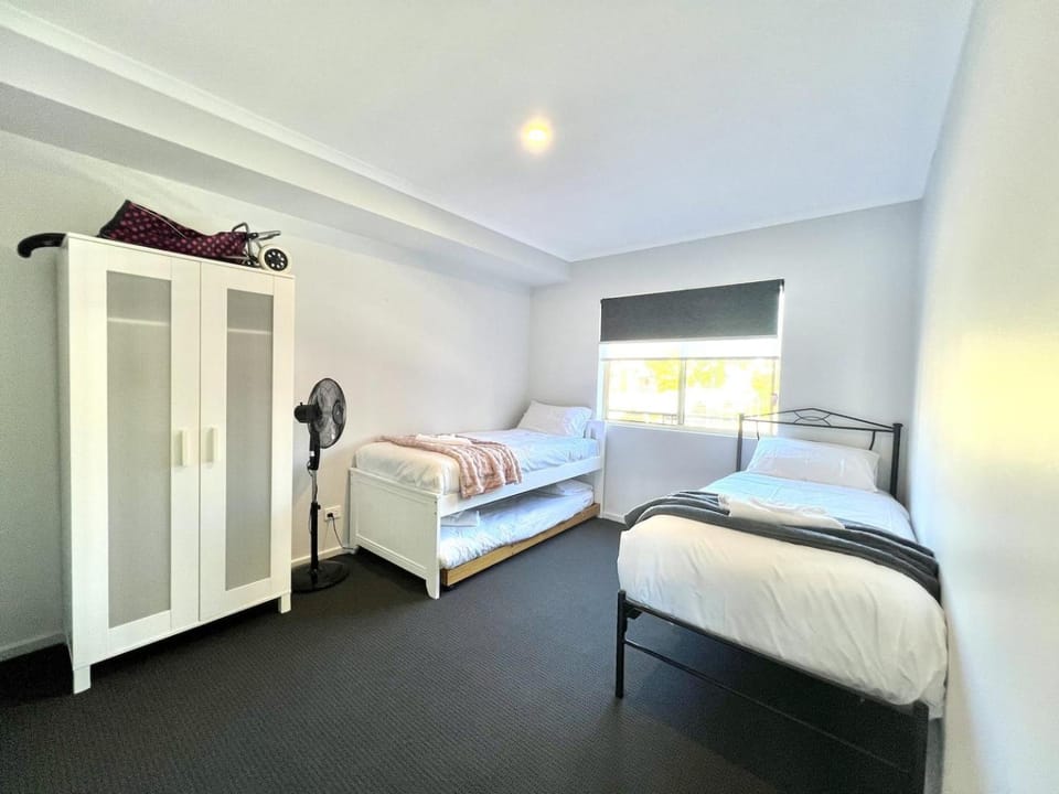 Big apartment Free wifi Gated parking Aircon House in Adelaide