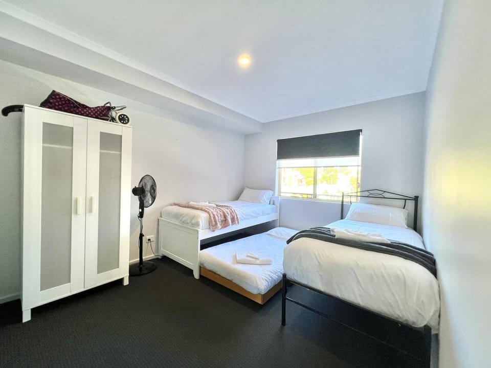 Big apartment Free wifi Gated parking Aircon House in Adelaide