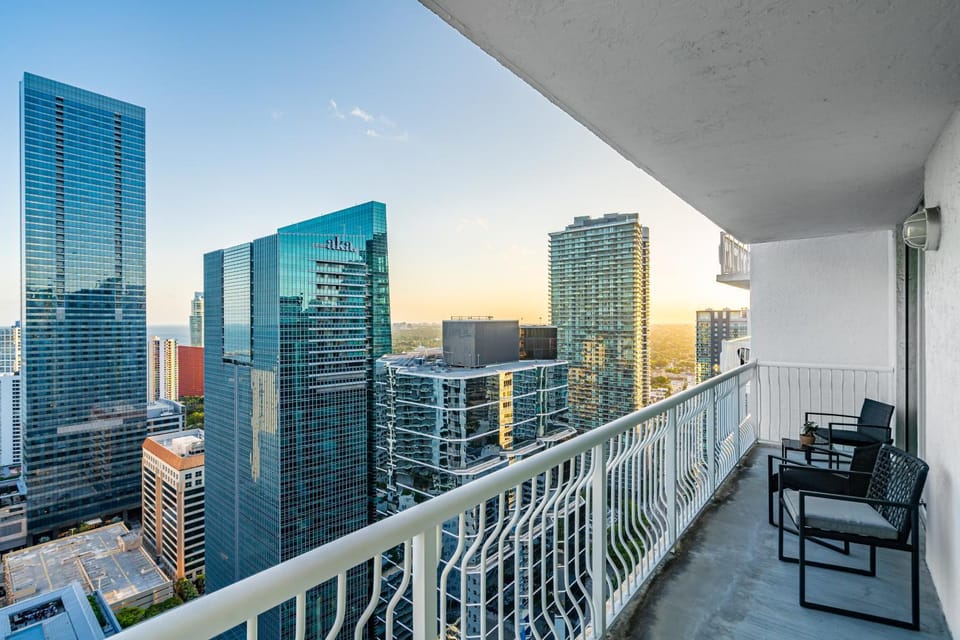 Beautiful 1 Bedroom Overlooking The Ocean and Downtown Brickell Apartment in Brickell
