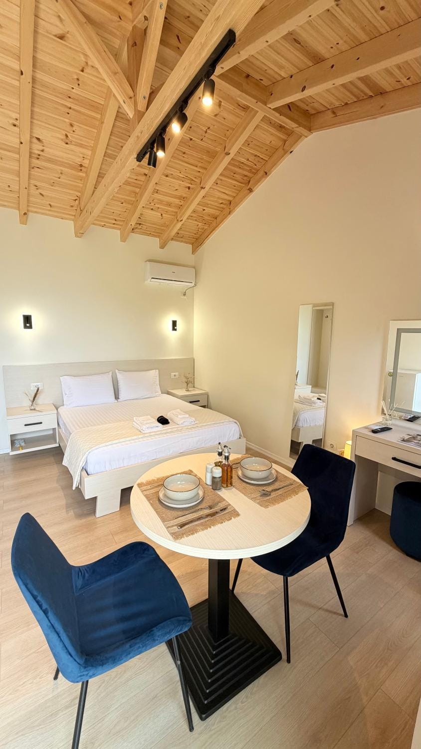 Bed, TV and multimedia, Living room, Photo of the whole room, Seating area, Dining area, Bedroom