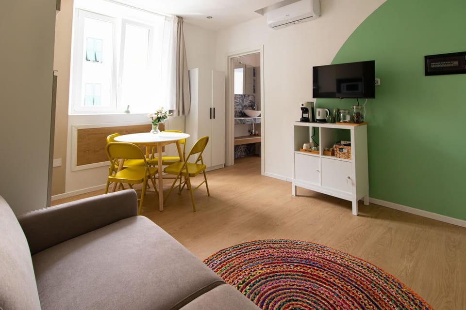 TV and multimedia, Kitchen or kitchenette, Living room, Seating area, Dining area, air conditioner