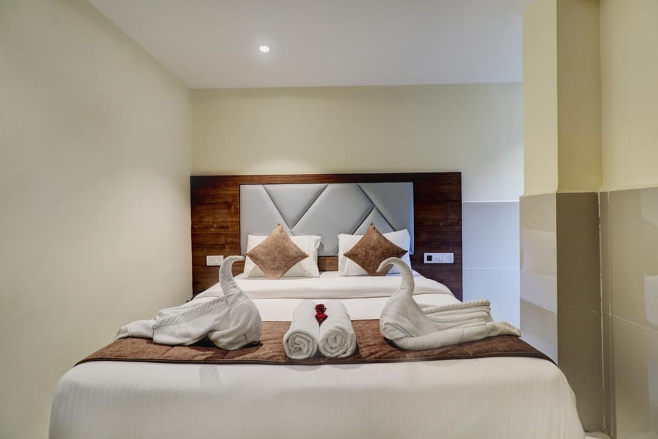 Photo of the whole room, Bedroom, towels