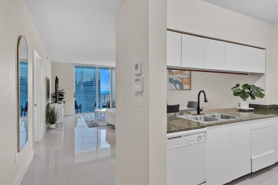 Charming 1Bed 1Bath Overlooking Brickell’s Skyline Apartment in Brickell