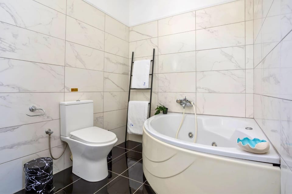 Shower, Toilet, Bathroom, Bath, towels
