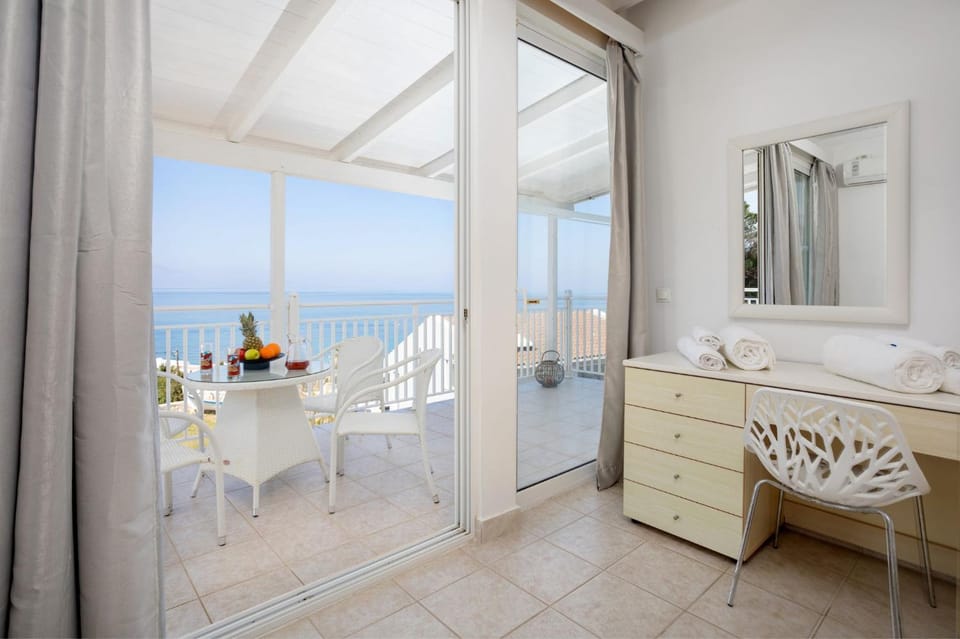 Patio, Bed, Natural landscape, View (from property/room), Balcony/Terrace, Photo of the whole room, Bedroom, Sea view