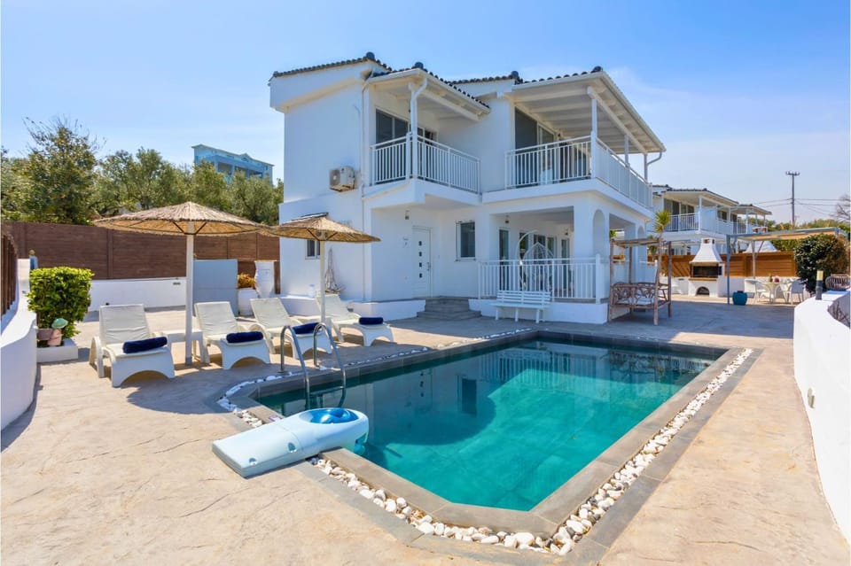 Property building, Patio, Day, View (from property/room), Balcony/Terrace, Pool view, Swimming pool, sunbed