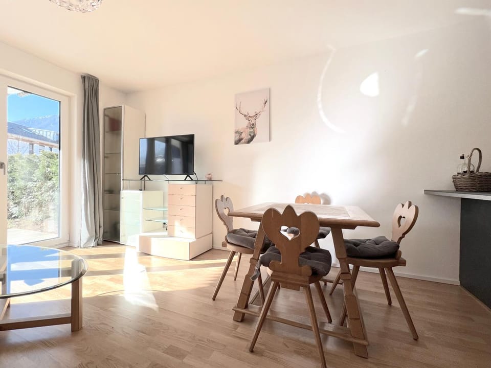 TV and multimedia, Living room, Seating area, Dining area