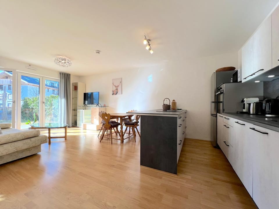 Kitchen or kitchenette, Dining area, stove