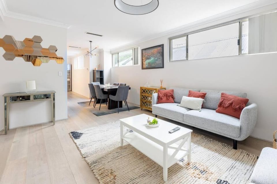 Executive CBD Perth House 4BR 3BA 2Pk SLEEP 8! House in Perth