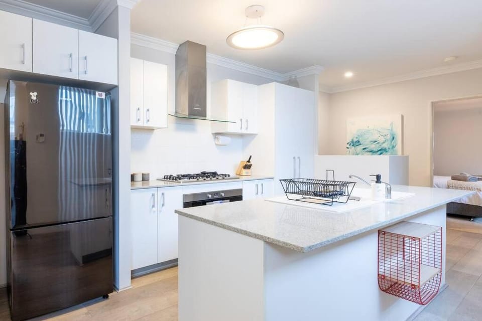 Executive CBD Perth House 4BR 3BA 2Pk SLEEP 8! House in Perth