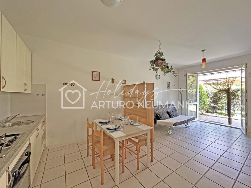 Kitchen or kitchenette, Living room, Seating area, Dining area, pet friendly, stove