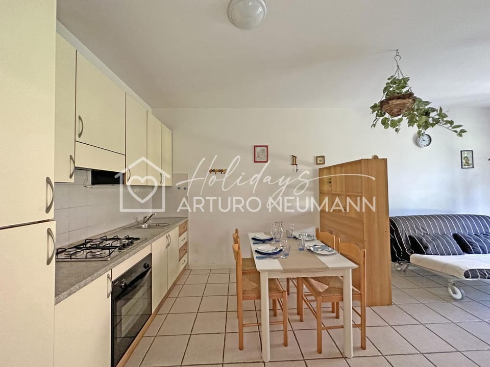 Kitchen or kitchenette, Living room, Seating area, Dining area, oven, pet friendly, stove