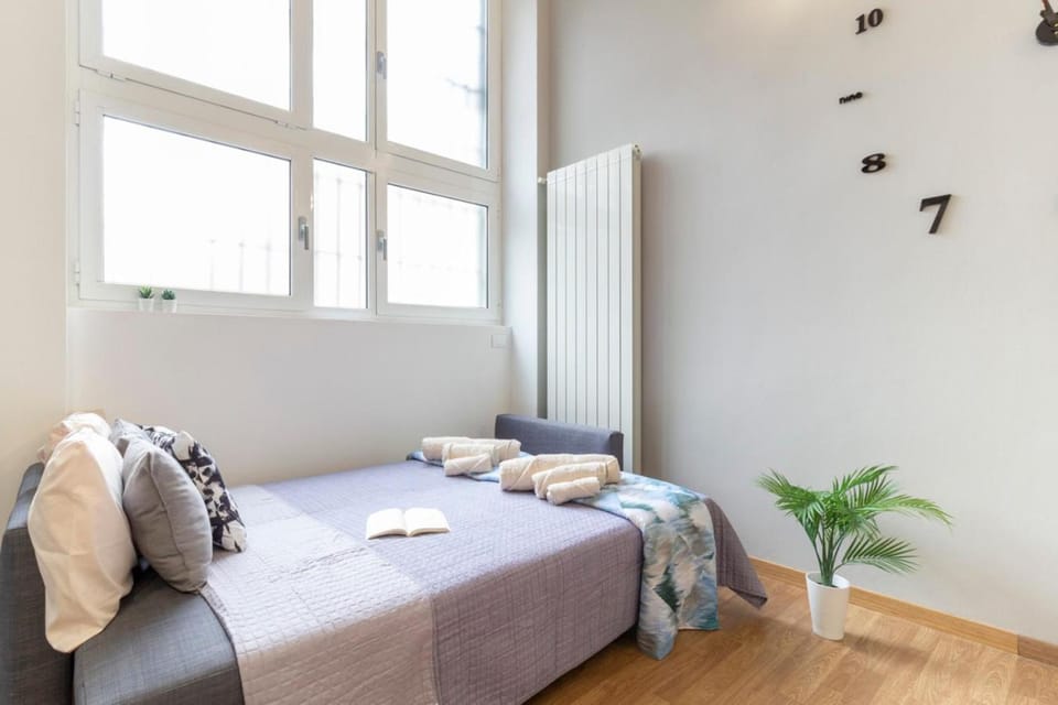 Bed, towels