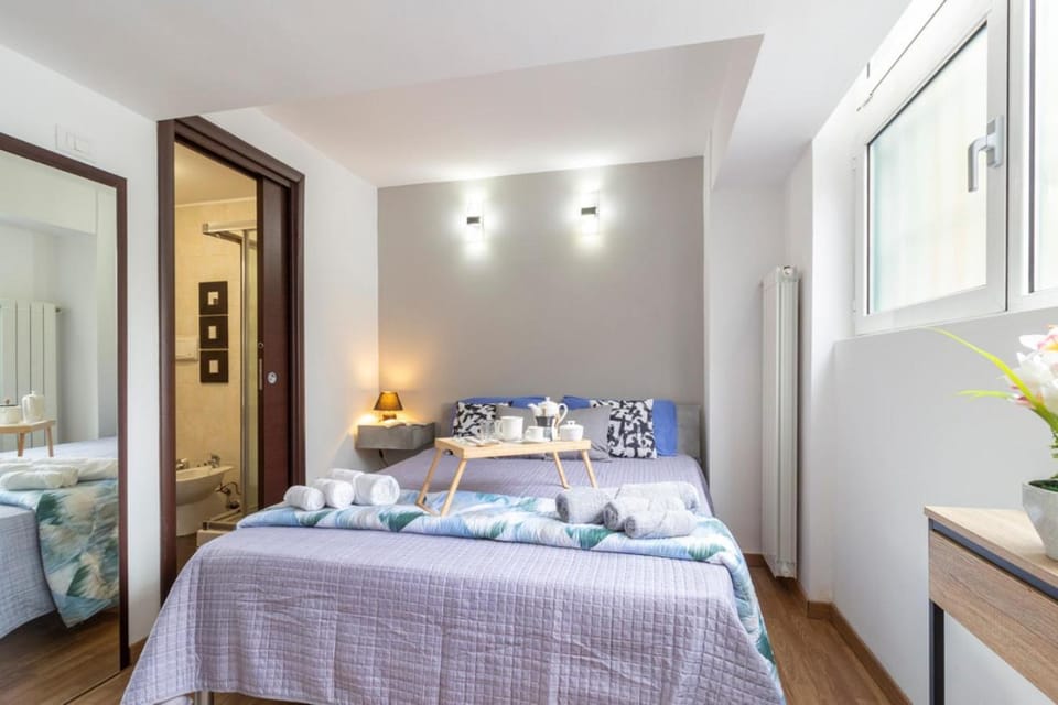 Photo of the whole room, Bedroom, towels