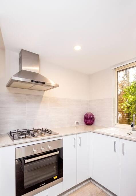 Urban Retreat CBD Perth House 4BR 3BA 2PK SLEEP 8! House in Perth