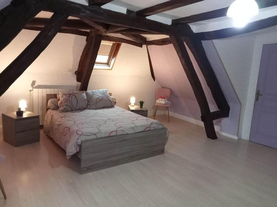 Photo of the whole room, Bedroom